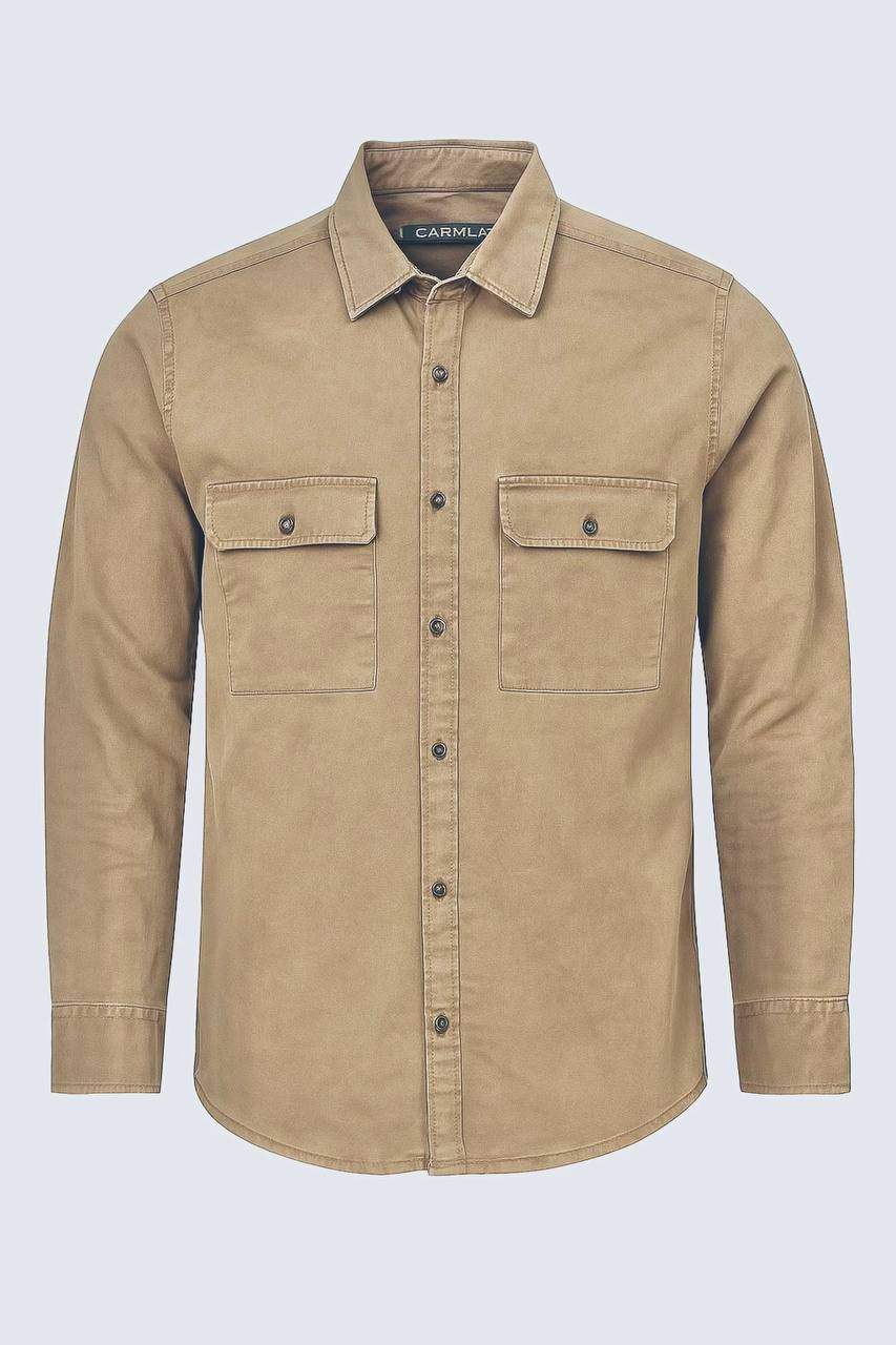 پیراهن کتان مردانه نخودی با دو جیب روی سینه، مناسب استایل روزمره و رسمی