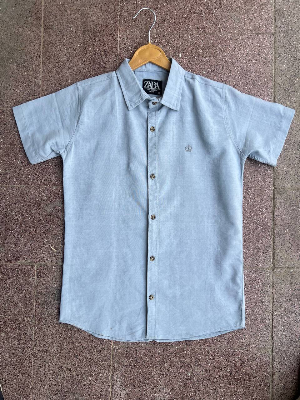 پیراهن پنبه‌ای مردانه طرح‌دار رنگ آبی روشن، مناسب استایل روزمره و رسمی تابستانی