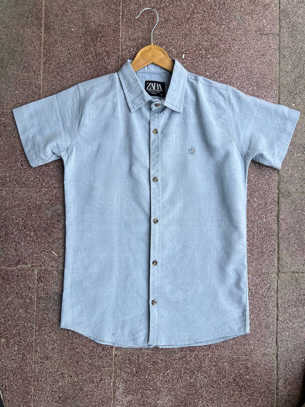 پیراهن پنبهای مردانه طرحدار رنگ آبی روشن، مناسب استایل روزمره و رسمی تابستانی