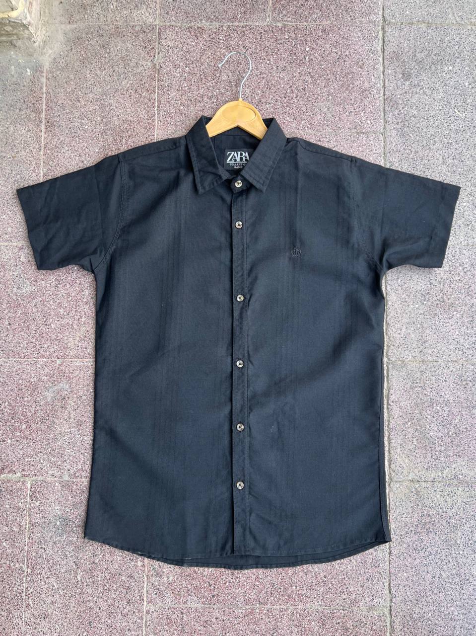 پیراهن پنبه‌ای مردانه طرح‌دار مشکی، مناسب استایل رسمی و روزمره شیک