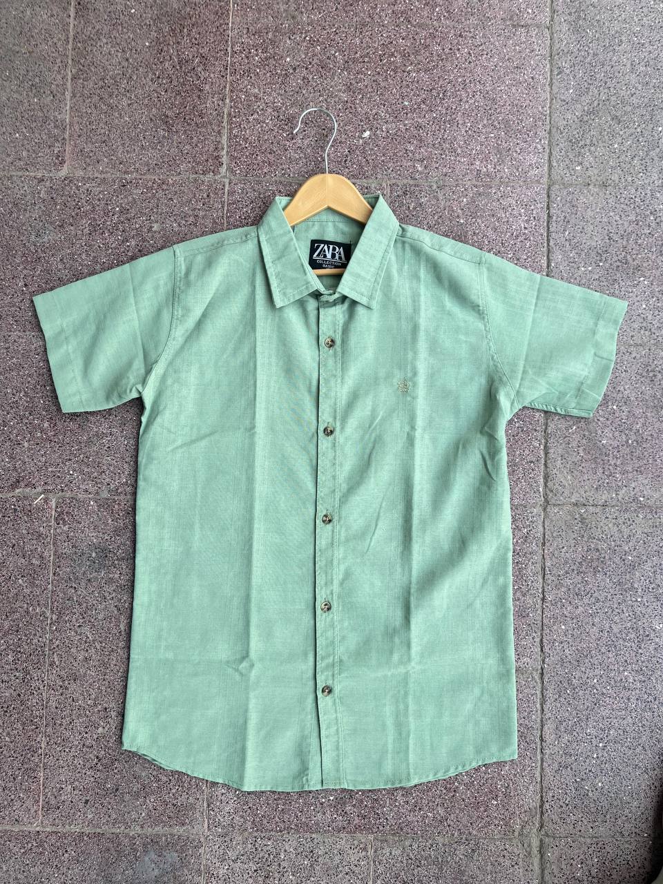 پیراهن پنبه‌ای مردانه طرح‌دار سبز پسته‌ای، مناسب استایل روزمره و رسمی با دوخت تمیز و باکیفیت