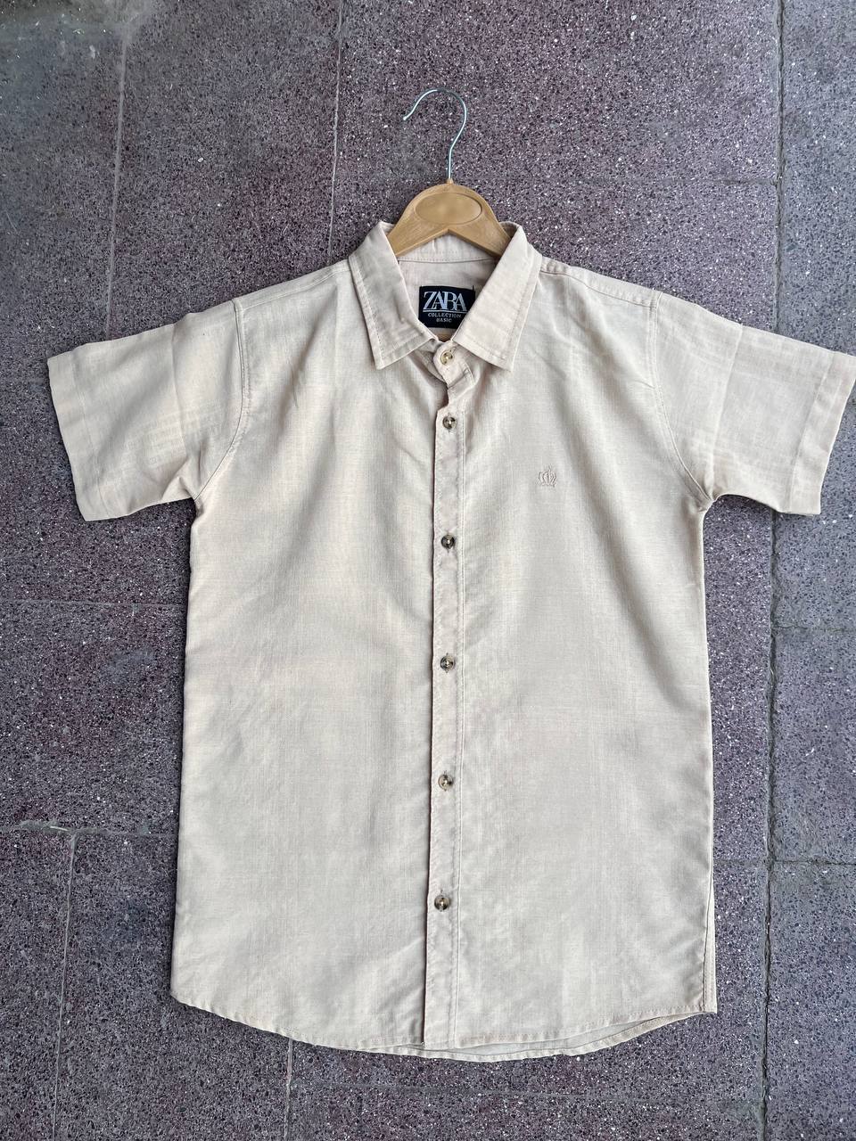 پیراهن پنبه‌ای مردانه طرح‌دار رنگ کرم، مناسب استایل روزمره و رسمی با دوخت باکیفیت