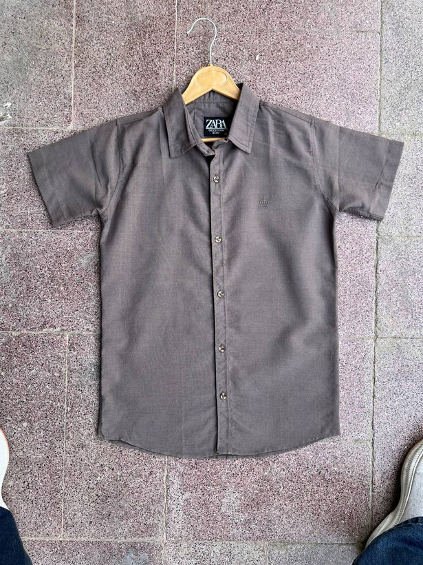 پیراهن پنبهای مردانه طرحدار رنگ قهوهای، مناسب استایل روزمره و رسمی با دوخت تمیز